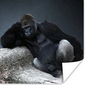 Poster Een Gorilla die aan het relaxen is op een steen - 100x100 cm XXL