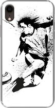 Geschikt voor iPhone XR hoesje - Een illustratie van een persoon die een voetbal richting doel schiet - Jongens - Jongetje - Kind - Siliconen Telefoonhoesje