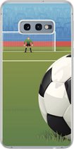 Geschikt voor Samsung Galaxy S10e hoesje - Een illustratie van een voetbal op het veld in het stadion - Jongens - Meiden - Kids - Siliconen Telefoonhoesje