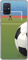 Geschikt voor Samsung Galaxy A71 hoesje - Een illustratie van een voetbal op het veld in het stadion - Jongens - Meiden - Kids - Siliconen Telefoonhoesje