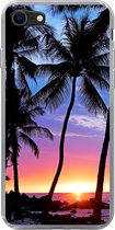 Geschikt voor iPhone SE 2020 hoesje - Een silhouet van palmbomen tijdens een zonsondergang op Hawaii - Siliconen Telefoonhoesje