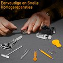 Horlogereparatie wordt uitgevoerd met diverse gereedschappen, waaronder een opener, hamer en pincet.