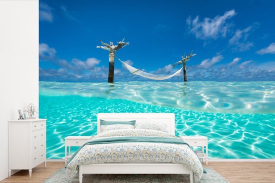 Papier peint Papier peint photo en vinyle - L'eau bleu clair avec un hamac au bord de l'océan Indien largeur 450 cm x hauteur 300 cm - Tirage photo sur papier peint (disponible en 7 tailles) / Mer et plage