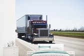 Behang - Fotobehang Semi-vrachtwagen op de snelweg - Breedte 265 cm x hoogte 240 cm