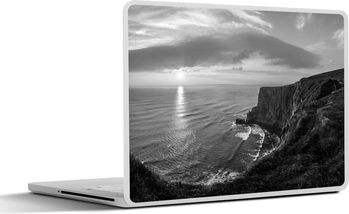Afbeelding van product SleevesAndCases  Laptop sticker - 11.6 inch - Grijze wolken boven de Ierse Kliffen van Moher - zwart wit