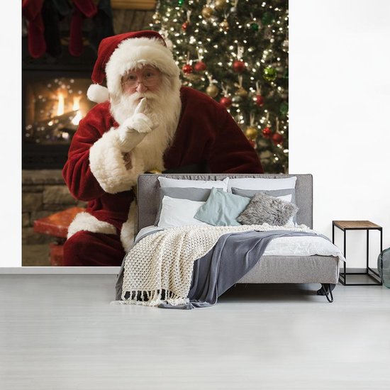 Papier peint Papier peint photo en vinyle - Père Noël avec un sapin de Noël coloré en arrière-plan, largeur 300 cm x hauteur 300 cm - Tirage photo sur papier peint (disponible en 7 tailles)