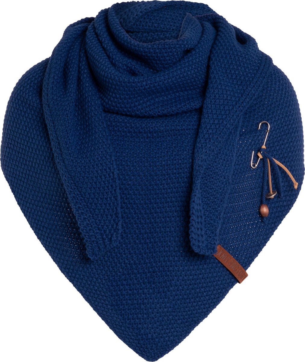 Knit Factory Coco Gebreide Omslagdoek - Driehoek Sjaal Dames - Dames sjaal - Wintersjaal - Stola - Wollen sjaal - Donkerblauwe sjaal - Kings Blue - 190x85 cm - Inclusief sierspeld