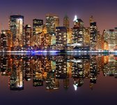 La ligne d'horizon néon de New York se reflétant dans l'eau, - Papier peint photo (en couloirs) - 250 x 260 cm