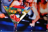 Cocktailglas met dobbelstenen in een Vegas casino - Foto op Tuinposter - 90 x 60 cm