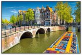 Rondvaartboot langs de grachtenpanden van Amsterdam - Foto op Akoestisch paneel - 150 x 100 cm