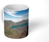 Mok - Berglandschap en een meer in het Nationaal Park Gunung Rinjani - 350 ML - Beker