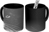 Magische Mok - Foto op Warmte Mokken - Koffiemok - Dierenprofiel opzij kijkende kat in zwart-wit - Magic Mok - Beker - 350 ML - Theemok