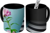 Magische Mok - Foto op Warmte Mok - Roze pioenroos met een blauwe achtergrond - 350 ML