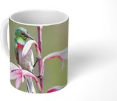 Mok - Koffiemok - Close-up van een kleurrijke vogel op een roze tak met roze bloemen - Mokken - 350 ML - Beker - Koffiemokken - Theemok