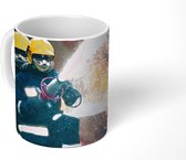 Mok - Koffiemok - Brandweermannen houden waterslang vast - Mokken - 350 ML - Beker - Koffiemokken - Theemok