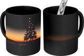 Magische Mok - Foto op Warmte Mok - Kerstboom tijdens zonsopkomst - 350 ML - Kerst Cadeau - Kerst Cadeautjes - Kerstcadeau Man - Kerstcadeau Vrouw