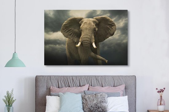 Peintures sur toile - Éléphant d'Afrique contre les nuages sombres - 150x100 cm - Décoration murale