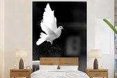 Behang - Fotobehang Vliegende duif - zwart wit - Breedte 170 cm x hoogte 260 cm