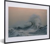 Photo en cadre - La mer déchaînée crée de grandes vagues Cadre photo noir avec passe-partout blanc petit 40x30 cm - Affiche sous cadre (Décoration murale salon / chambre)