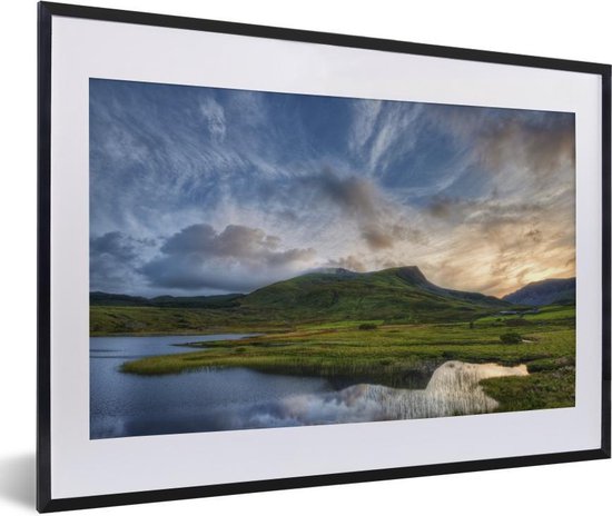Image encadrée - Cadre photo Beaux nuages sur Snowdonia au Pays de Galles noir avec passe-partout blanc 60x40 cm - Affiche encadrée (Décoration murale salon / chambre)
