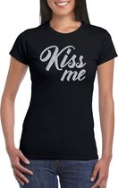 Kiss me t-shirt zwart met zilveren glitter tekst dames kus me - Glitter en Glamour zilver party kleding shirt 2XL