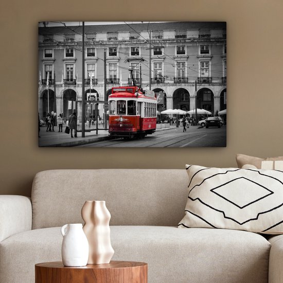 Canvas schilderij 150x100 cm - Wanddecoratie Zwart-wit foto met een rode tram - Muurdecoratie woonkamer - Slaapkamer decoratie - Kamer accessoires - Schilderijen