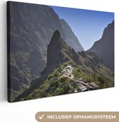 Canvas Schilderij Een uitzicht op bergdorp en bergen Tenerife Spanje - 60x40 cm - Wanddecoratie