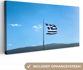 Canvas Schilderij Griekse nationale vlag die tegen blauwe hemel in Athene wappert - 80x40 cm - Wanddecoratie