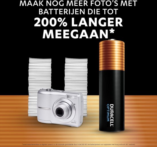 Duracell Optimum AA batterij naast stapels papier en zilverkleurige digitale camera.