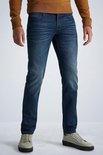 Man met donkerblauwe PME Legend jeans met lichte vervaging op de bovenbenen.