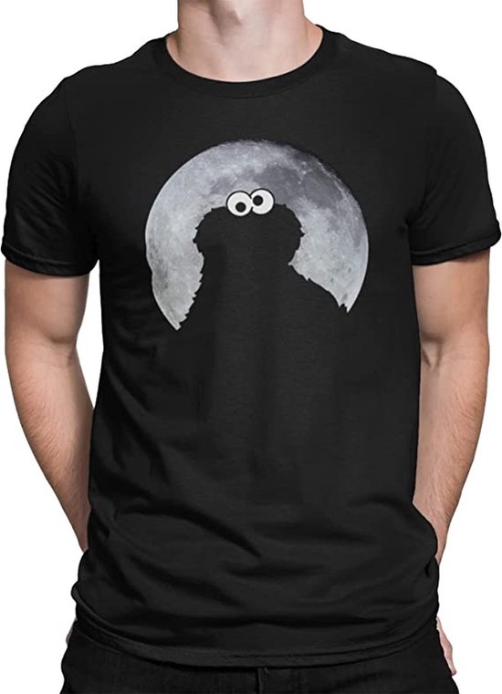 Man met een zwart t-shirt met daarop een silhouet van Cookie Monster met grote ogen tegen een volle maan.