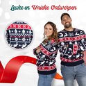 Man en vrouw in kersttruien met rendieren, sneeuwvlokken en kerstbomen. Blauw, rood en wit.