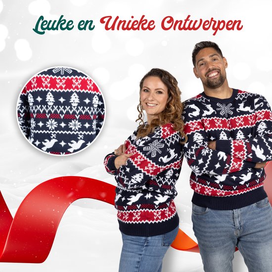 Man en vrouw in kersttruien met rendieren, sneeuwvlokken en kerstbomen. Blauw, rood en wit.