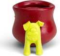 Een rood Zogoflex speeltje met een geel hondje met grote grijns ervoor.