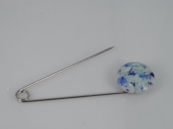 - Speld - porselein - made by hand - wit/blauw Lily''s knoop - zilverkleur.