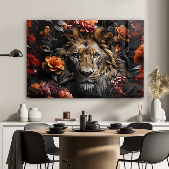 Een glazen schilderij van een leeuw te midden van bloemen, hangend boven een eettafel.