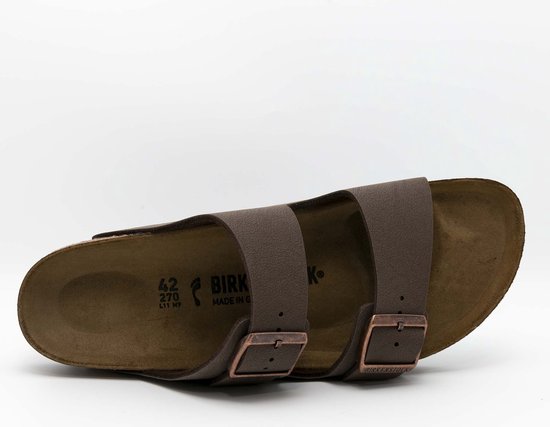 Bruine Birkenstock Arizona slipper, zicht op de binnenkant met maat 42 en "Made in Germany".