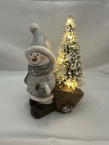 Kerstbeeld sneeuwpop met Kerstboom en LED - Kerstboom met LED - met warm witte LED - wit + grijs & glitters - Keramiek - hoogte 19x12x7cm - Kerstdecoratie - Woonaccessoires