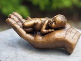 Tuinbeeld - bronzen beeld - Hand met baby - Bronzartes - 9 cm hoog