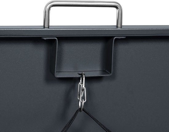 Zwarte kliko ombouw met een metalen handvat en kettingophanging.