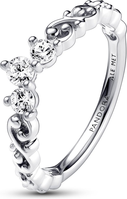 Bague en argent ornée de détails torsadés et de trois cristaux clairs. 'PANDORA ALE MET' gravé à l'intérieur.