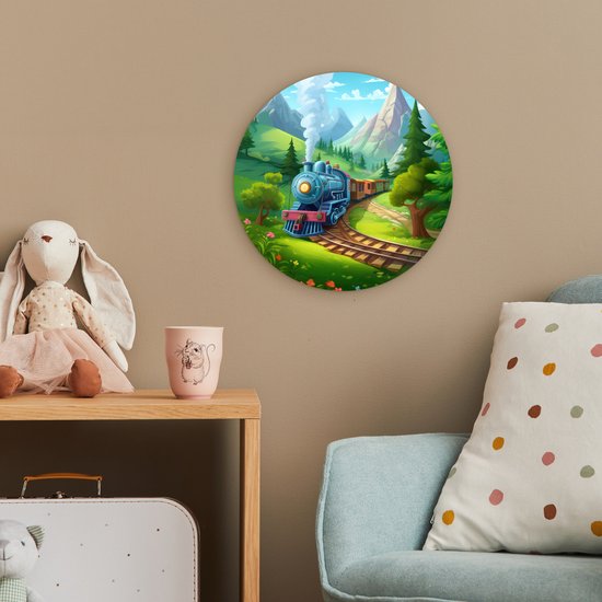 Ronde muurdecoratie met een blauwe trein die door een groen landschap rijdt, in een kinderkamer.