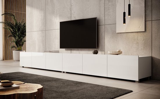 Lang, wit tv-meubel met tien deuren, gemonteerd aan een betonnen muur.