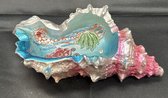 Tropische asbak "polyresin zeeschelp" + vis - roze + meerkleurig - polyresin - 15 x 9 x 5 cm - Woonaccessoires - Woondecoratie - Asbakken