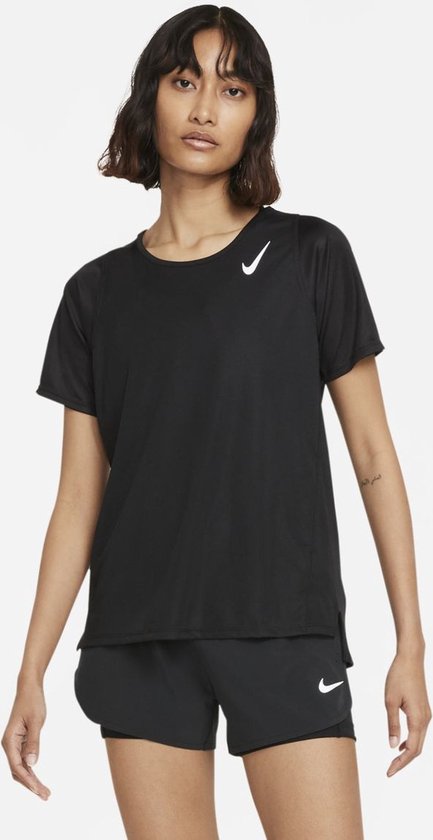Model in zwart Nike sportshirt met korte mouwen en shorts.