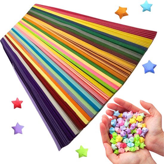 Gestapeld papier in 27 kleuren (1 cm x 24 cm) met losse gekleurde geluksterren en een handvol sterren in de hand.