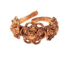 Zeeuws meisje _ elegante bescheiden verstelbare ring met drie fijne zeeuwse knoopjes verguld