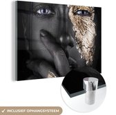 MuchoWow® Glasschilderij 150x100 cm - Schilderij acrylglas - Vrouw - Goud - Zwart - Schmink - Luxe - Foto op glas - Schilderijen