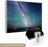 MuchoWow® Glasschilderij 30x20 cm - Schilderij acrylglas - Melkweg boven een uitgestrekt waterlichaam - Foto op glas - Schilderijen