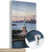 MuchoWow® Glasschilderij 20x30 cm - Schilderij acrylglas - New York - Vrijheidsbeeld - Skyline - Foto op glas - Schilderijen